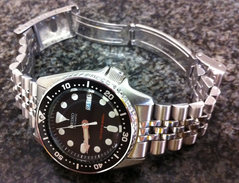 Best Dive Watches for Men with Small Wrists: Top 10 Picks (2026)